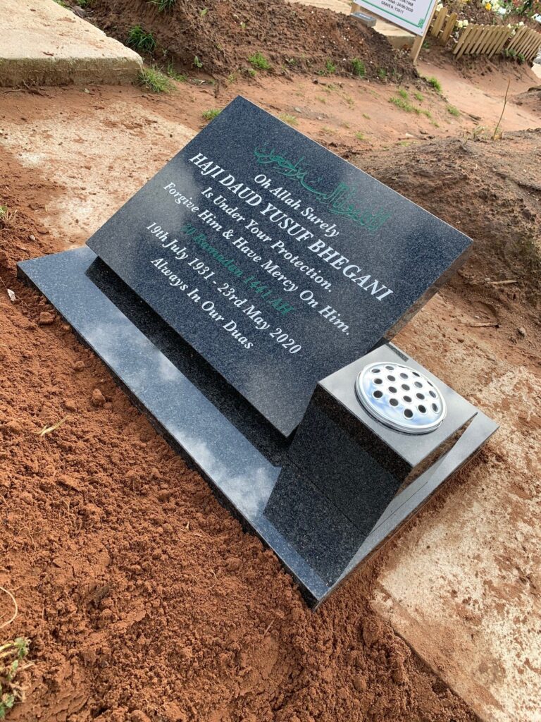 Bhegani - South African dark grey desktop with matching cube